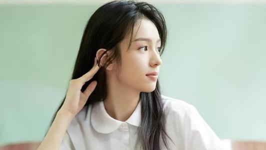 周也为什么被强捧 北电周也家庭背景家里是做什么的很有钱吗