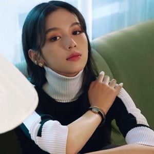 周也为什么被强捧 北电周也家庭背景家里是做什么的很有钱吗