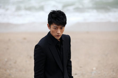 肯定有很多女孩子盯着他这块肥肉,但是林雨申一向很低调,除了作品,他