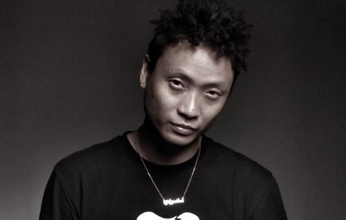 小编关注肖杰是通过早前的一档节目叫《舞林争霸》,当时小编就被舞台