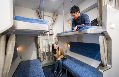 火车卧铺尴尬照片大全 火车卧铺内的尴尬你都遇到过哪些呢