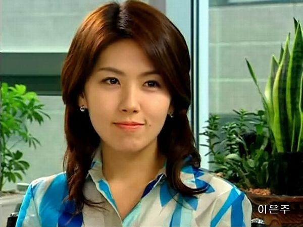 了《太极旗飘扬》,《向左爱向右爱》,2004年在导演卞赫的电影《红字》