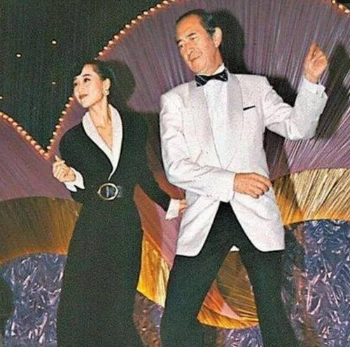 ���Ǹ��������������� ������������ʲô��ϵ ����Ϊʲôû�޶���