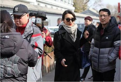 �º��Ϲ���Ƭ����������ô��ʶ �����������λ��һ��������˭