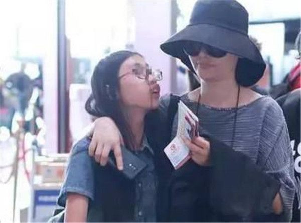 �췫��Ů�����Ƭ�عⱻ��� �췫��С��Ϊʲô�������Ӳ�������