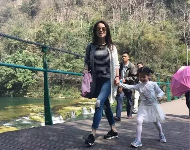 ��С�������λ������Ϲ���˭ ��С���Ů��ͼƬ��˭����