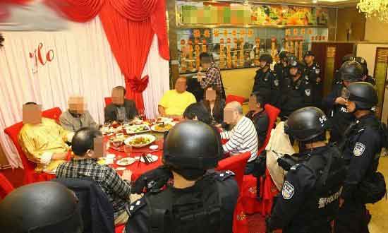 ��ۺڰ����ϻ������ϴ���˭������Ƭ ���ϻ�ͺ��ֵ�˭����