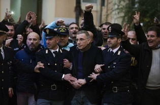 ��ۺڰ����ϻ������ϴ���˭������Ƭ ���ϻ�ͺ��ֵ�˭����