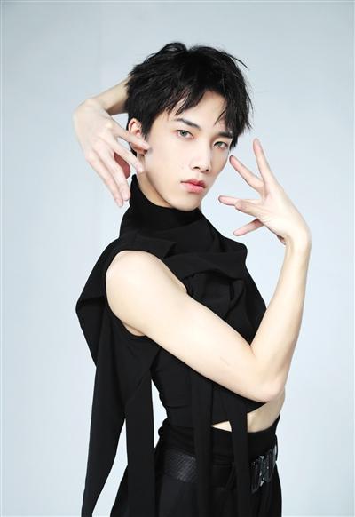 这 就是街舞雷曦ac什么来头是男是女 ac为什么穿女装跳舞女装照