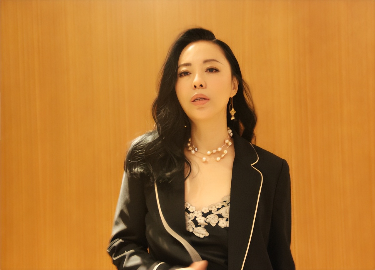 �������� ϥ���޶���Ů 54����ɺֻ�иɶ��Ӷź���