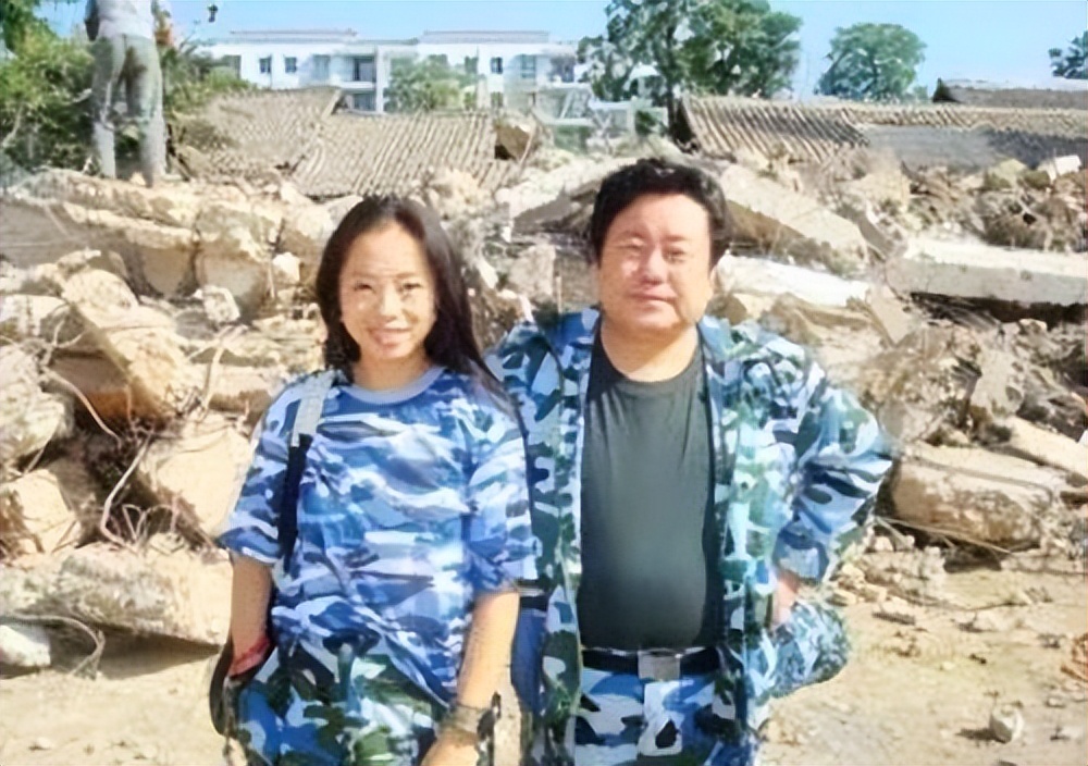 �������� ϥ���޶���Ů 54����ɺֻ�иɶ��Ӷź���