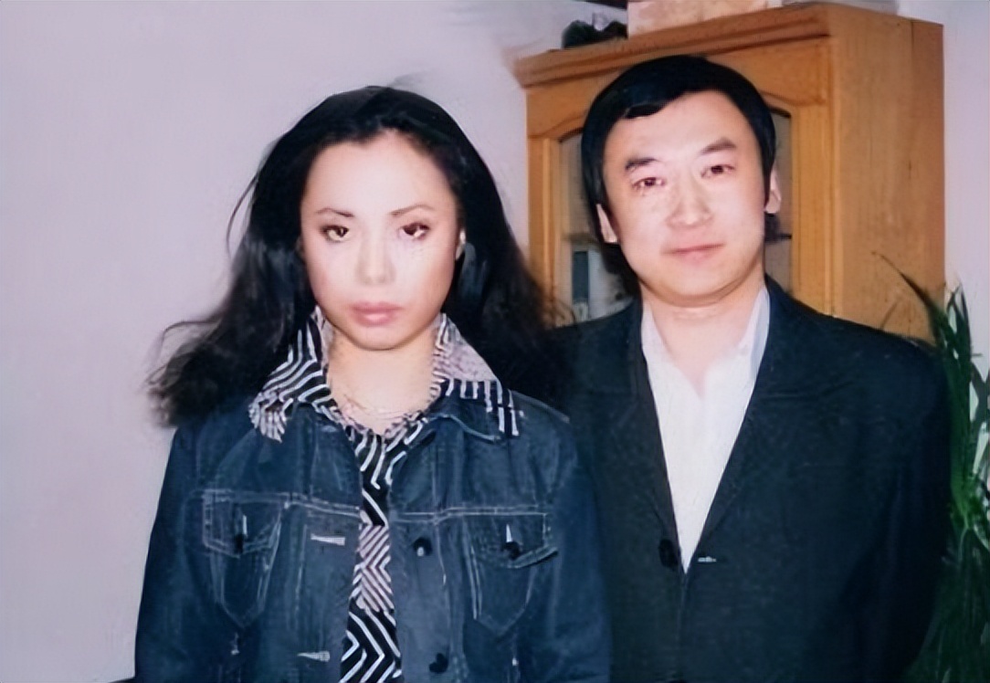 �������� ϥ���޶���Ů 54����ɺֻ�иɶ��Ӷź���