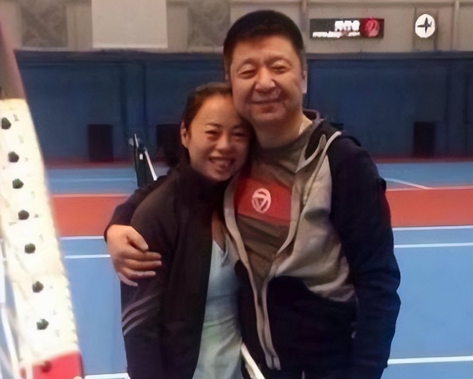 �������� ϥ���޶���Ů 54����ɺֻ�иɶ��Ӷź���