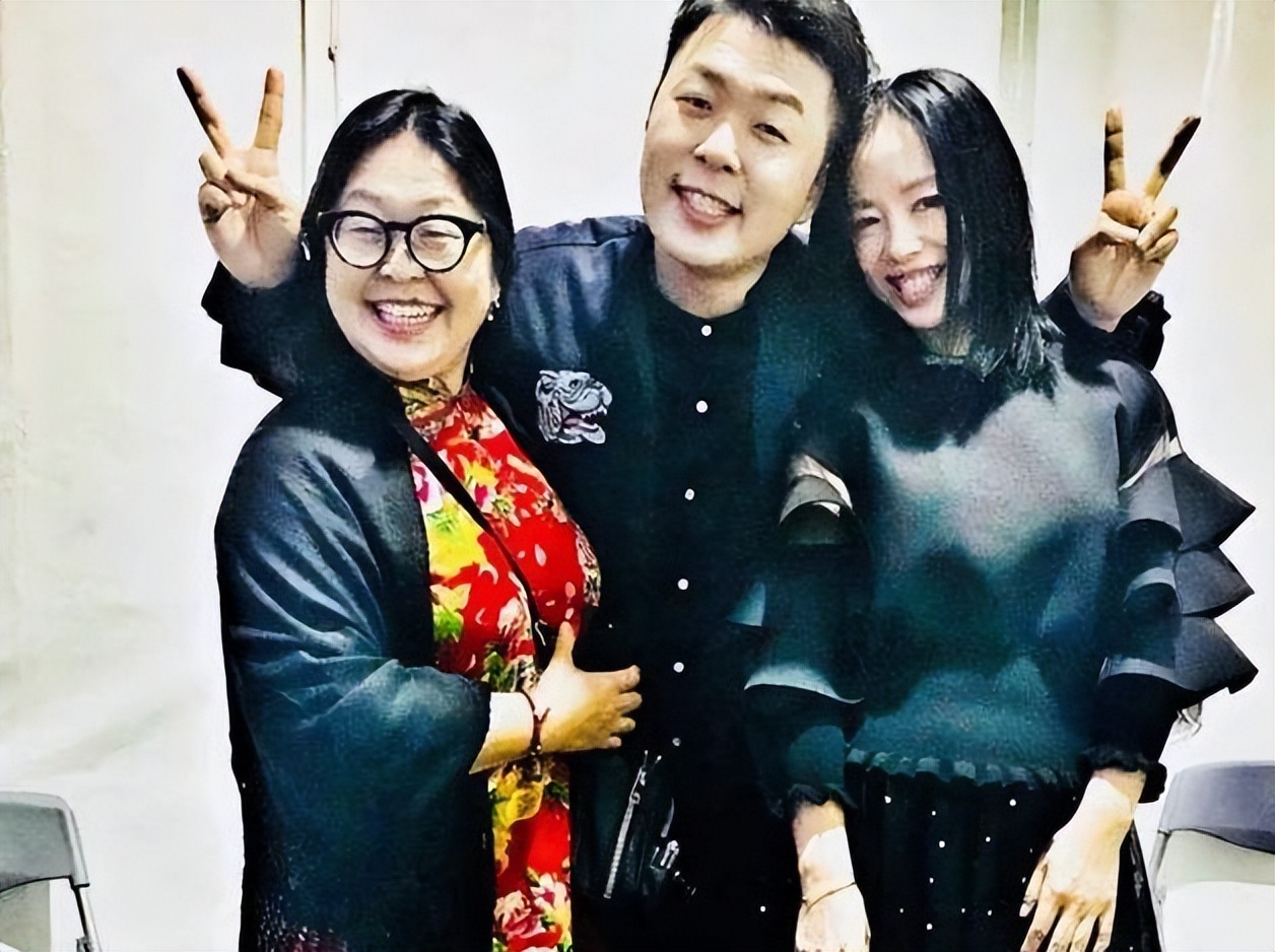 �������� ϥ���޶���Ů 54����ɺֻ�иɶ��Ӷź���