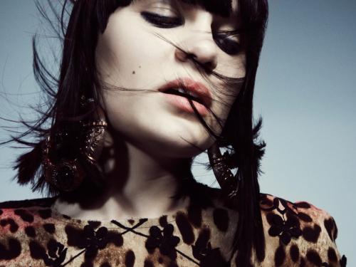 jessie jΪʲô�н�ʯ������������ jessie j��ȡ������������