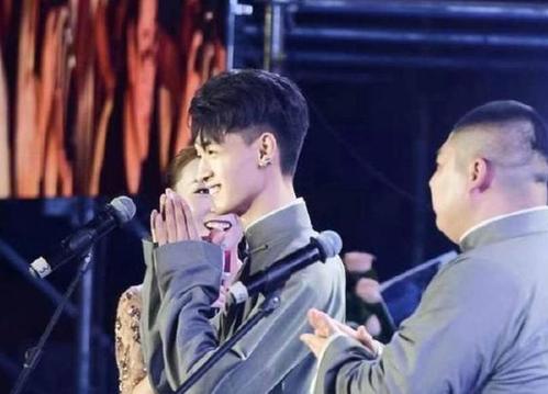 解说秦霄贤的家世真实家庭背景揭秘 秦霄贤爸妈离婚是单亲家庭么