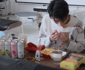 解说秦霄贤的家世真实家庭背景揭秘 秦霄贤爸妈离婚是单亲家庭么