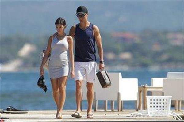 c罗为什么喜欢乔治安娜怎么认识的 c罗儿子的母亲是谁身世扒一扒