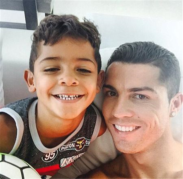 c罗为什么喜欢乔治安娜怎么认识的 c罗儿子的母亲是谁身世扒一扒