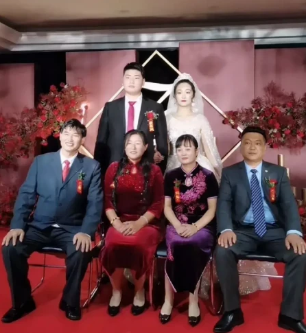 大衣哥儿子媳妇干什么工作 大衣哥儿子媳妇陈亚男个人资料介绍