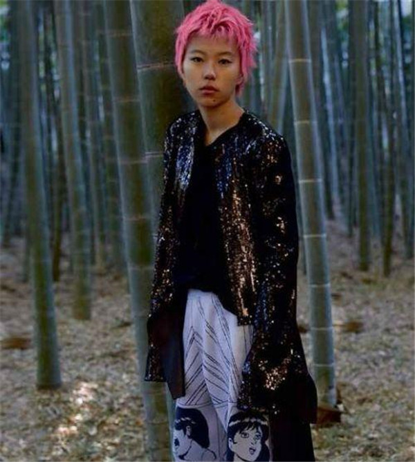 并称其女友正是之前被拍到和窦靖童关系亲密的女设计师rebecca