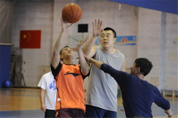 �����׵ĸ��׽�ʲô��ʵ������� �������ǹ�ʿǿֶ����ʲô��ϵ