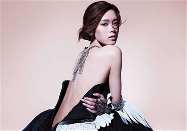 两人谈了七年,但最终还是分手,如今李冠峰早已结婚,而文咏珊也开始了