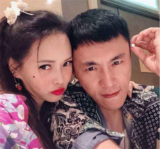 直接导致2009年的离婚,现在的伊能静孩子健康,老公把自己宠成了小公主