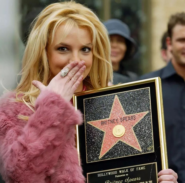 贾斯汀毁了布兰妮现状精神分裂显老态 揭秘布兰妮为什么过气了