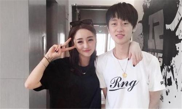 uziŮ���Ѱ���������ѧ������ʷ���� uzi��ǰŮ���Ƕ���˭����ʷ