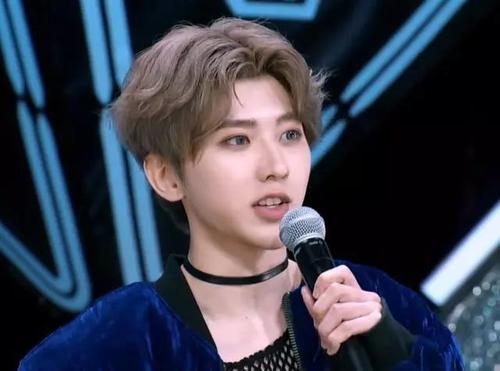 �������׿ڳ��ϳ����ڸ�һ �������ĳ��Ǹ���˭��Ů������ͼƬ