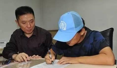 �Ά�������Ļ ����200�κͶ����˷�����ϵ������Ů��Ա����һ��ͼ