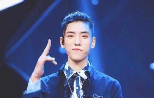 ������ǲ�������ѧ��ͬѧ���ϰ�Ƥ���� ǰŮ������������˭��Ƭ