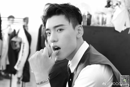 ������ǲ�������ѧ��ͬѧ���ϰ�Ƥ���� ǰŮ������������˭��Ƭ