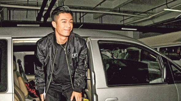 不过儿子周柏豪和父亲还是一直有来往的,早前周焯华被拍到和