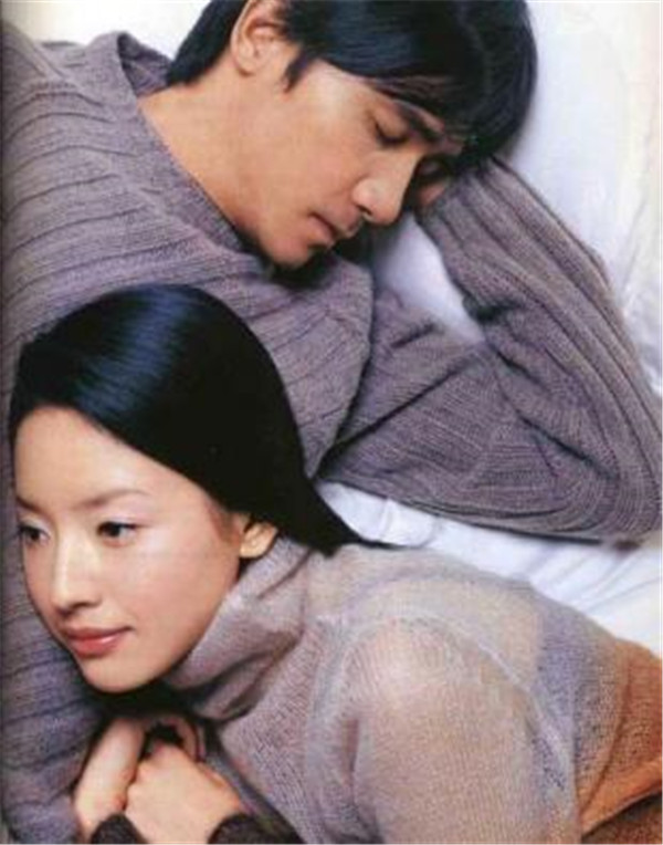 董洁孩子是谁的是梁朝伟的吗 顶顶耳朵长得还真像梁朝伟对比照片