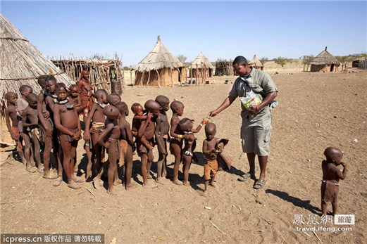 非洲辛巴族女人从不洗澡身上污垢N层厚 男女关系混乱到难以启齿