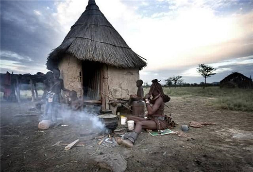 非洲辛巴族女人从不洗澡身上污垢N层厚 男女关系混乱到难以启齿