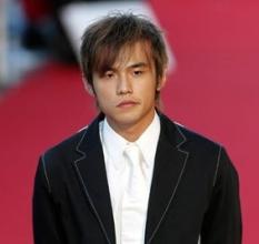 周杰伦取下假发头发稀疏秃顶照片 周杰伦头发怎么变多的是假的吗