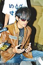 周杰伦取下假发头发稀疏秃顶照片 周杰伦头发怎么变多的是假的吗