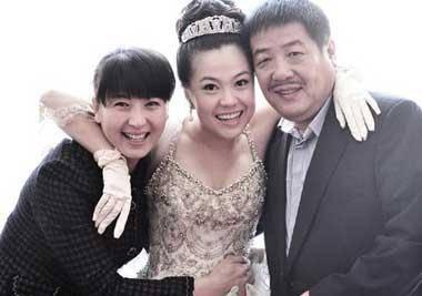 演员闫学晶的婚史一共有几个丈夫几个孩子 闫学晶第一任丈夫是谁