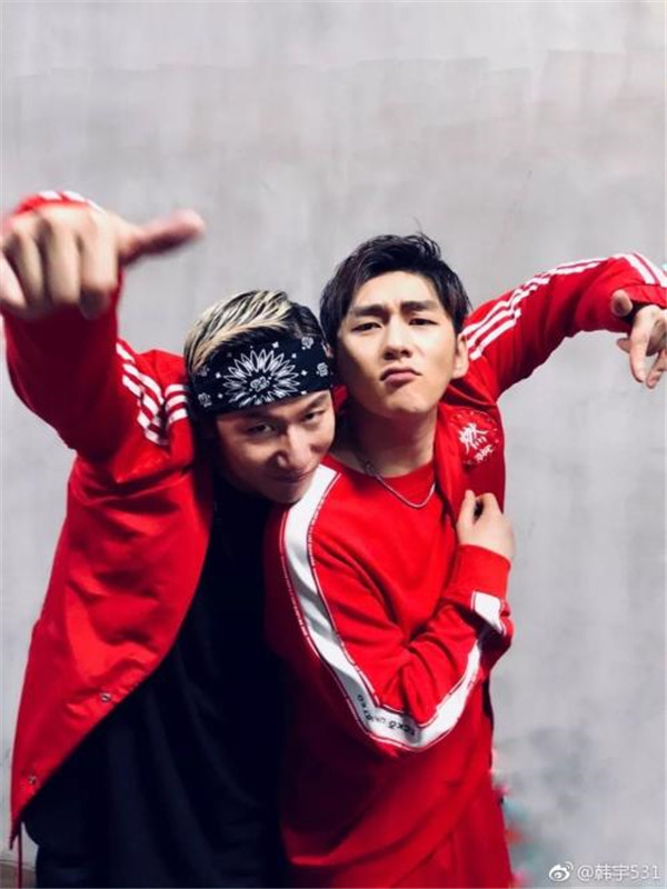 成员分别是lilian千千,yu韩宇 randy陈博文,kino张雨佳以及艺术总监