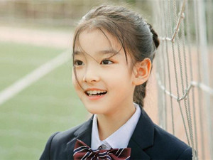 2010年7月30日出生于北京,现年算起来虚岁10岁,目前的身份是小演员