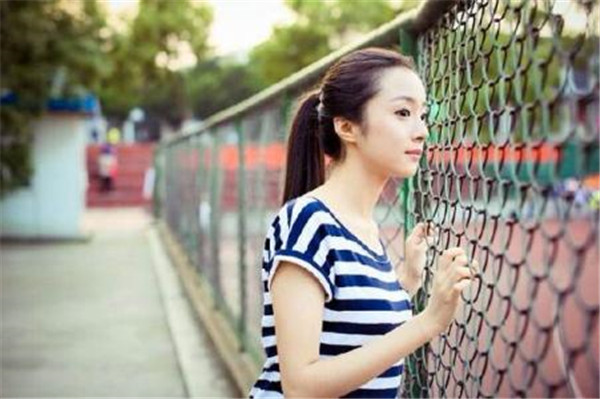 胡冰卿为什么这么丑眼睛有问题 胡冰卿路人脸为什么受到唐人力捧