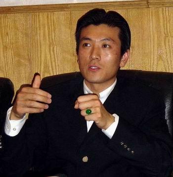 �����������ӵĸ��׺�үү��˭ �����ʲ��ж����ں���˼��˭��Ǯ