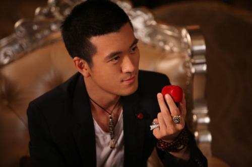 �����������ӵĸ��׺�үү��˭ �����ʲ��ж����ں���˼��˭��Ǯ