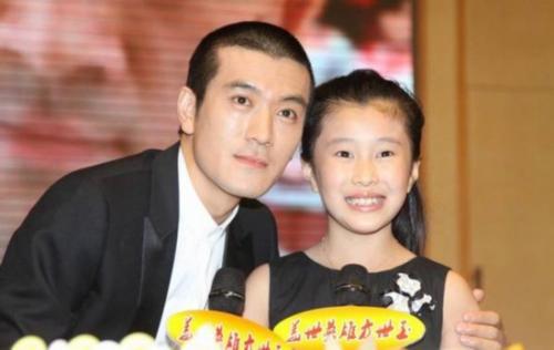 �����������ӵĸ��׺�үү��˭ �����ʲ��ж����ں���˼��˭��Ǯ