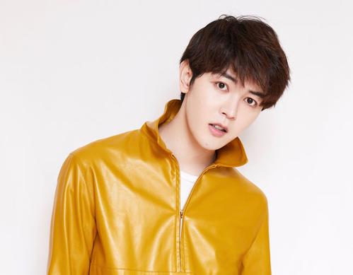 和蔡徐坤的关系,戴景耀可以说是节目微博先红,受到的关注度非常高