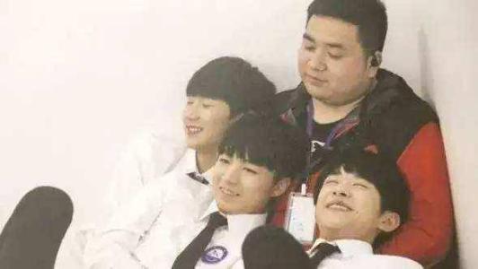 tfboys经纪人胖虎何其龙资料介绍 何其龙是千玺爸爸请的工资多少