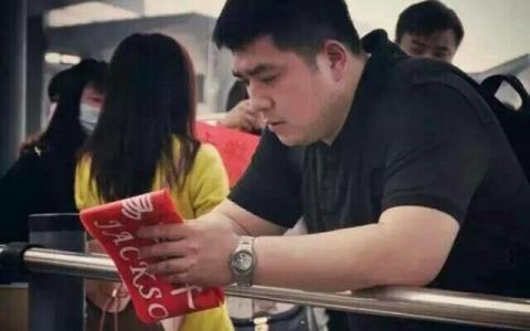 tfboys经纪人胖虎何其龙资料介绍 何其龙是千玺爸爸请的工资多少